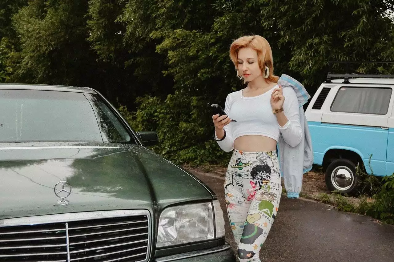 Frau-mit-Mercedes-Parkplatzsex Parkplatzsex